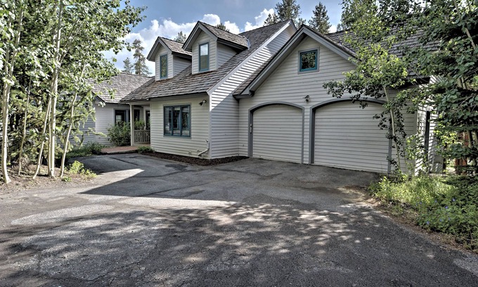 Keystone House | Enjoy the lake view, golf & skiing from the best location in Keystone Ranch