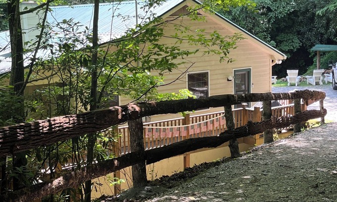 Topton Cabin | Enjoy the upcoming Fall season at Cabin Fever! Close to Nantahala Wedding Venue!