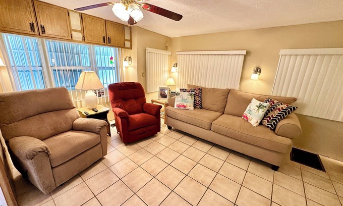 Hutchinson Island South House | Enjoy this adorable 2 bedroom 1 bath beach house located in Nettles Island!