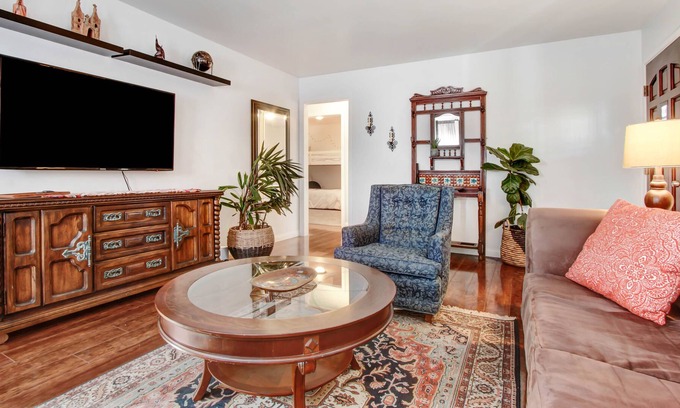 Monrovia House | Enjoy your stay at this unique Los Angeles based family-friendly private home.