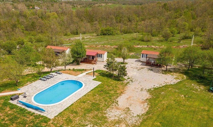 Lovinac House | Enjoy your vacation close to nature in this vacation home with pool.