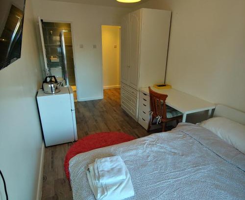 Watford House | EnSuite Master Bedroom, private bathroom, inside family home, walking distance to Harry Potter