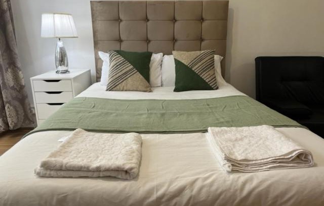 London City Centre Apartment | Ensuite With Kitchen Ext Large Room With Balcony in Zone 2