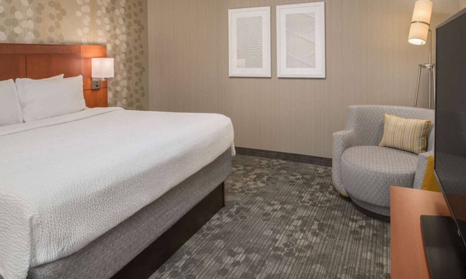 Bridle Trails Hotel | Ensuring a Very Comfortable & Memorable Stay! Pets are Allowed, w/Indoor Pool!