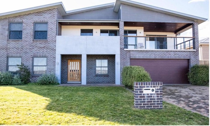 Eglinton House | Entertainers Dream - Fireplace, Pizza Oven, Wifi