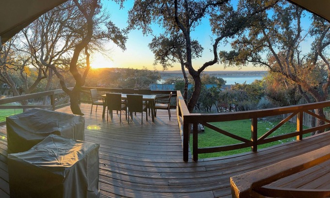 Canyon Lake Cabin | Entertainers Paradise! Breathtaking Sunsets and stunning lake views!