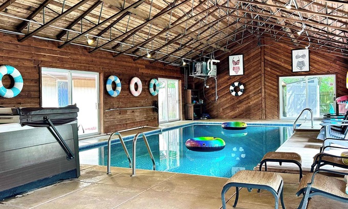 Rockford House | Entertainment Oasis Indoor Pool Spa Arcade Theatre