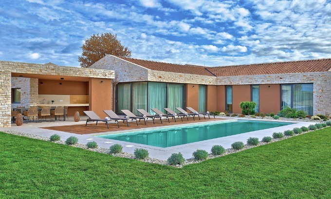 Brtonigla House | Enticing Holiday Home in Brtonigla with bubble bath
