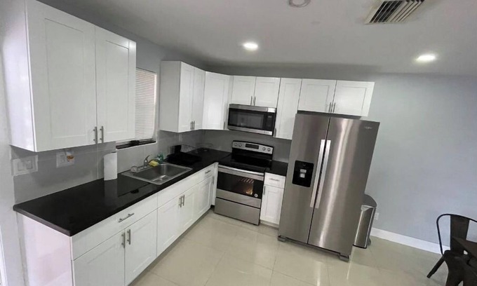Hollywood House | entire 2/1 Apartment in duplex by hard rock casino