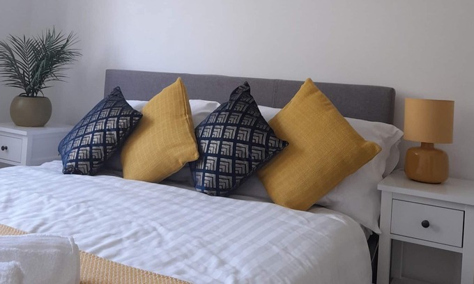 Hemel Hempstead Apartment | Entire 2 bed serviced apartment with FREE parking