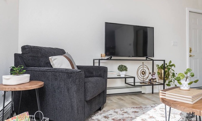 Fairbanks House | Entire 2BR 1Bath Apt “The Downtown Deneege”