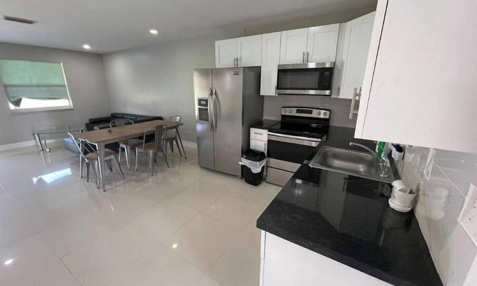 Hollywood House | Entire apartment in duplex next hard rock casino