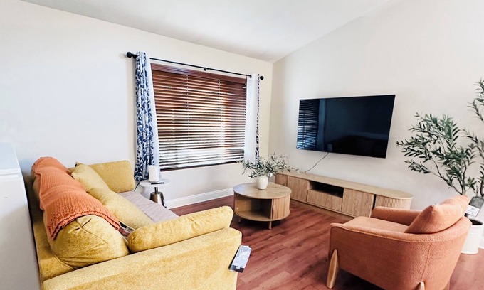 Kentwood House | Entire Bright & Cozy Home Midterm