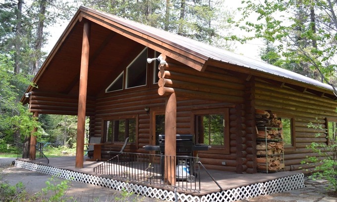 Essex House | Entire Cozy Log Cabin Near Glacier Park