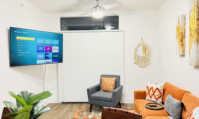 Gateway Apartment | Entire Cozy Modern Get-Away (Arboretum/Domain)