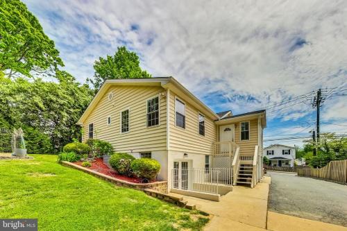 Rockville Apartment | Entire Family-friendly 4 BR Cozy Unit , Metro walk