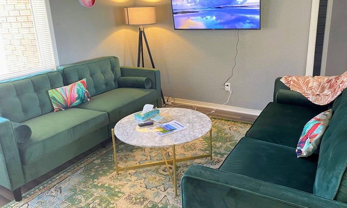 Central Oklahoma City House | Entire Gorgeous 3BR 💕 Large 💕 Fenced Yard 💕 Pets Welcome