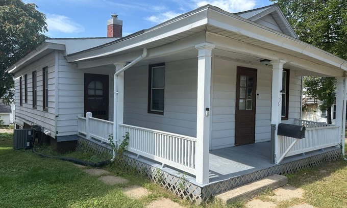 Burlington House | Entire Home for Families or Groups – Near Downtown