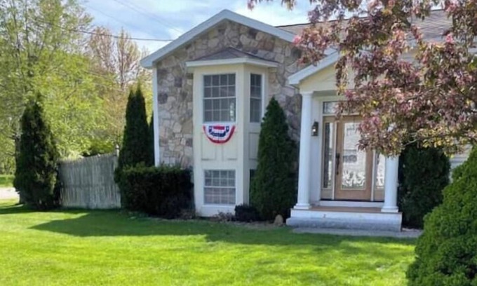 Southern Coast House | Entire Home In Saco Maine + GYM 3.5mil to Old Orchard Beach. Coastal Retreat!