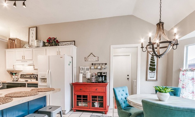 Yukon House | Entire Home in Yukon Near Turnpike, Route 66 and Walmart