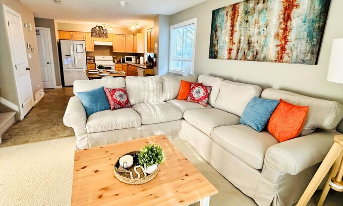 North Central Edmonton House | Entire House Spacious 5-Bedroom - Near Expo, Commonwealth Stadium & Rogers Place