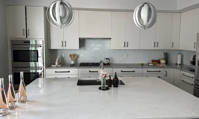 Fairfield House | Entire House, walk to Beach & Town---Fairfield. 5bedrooms. 4.5 bathroom