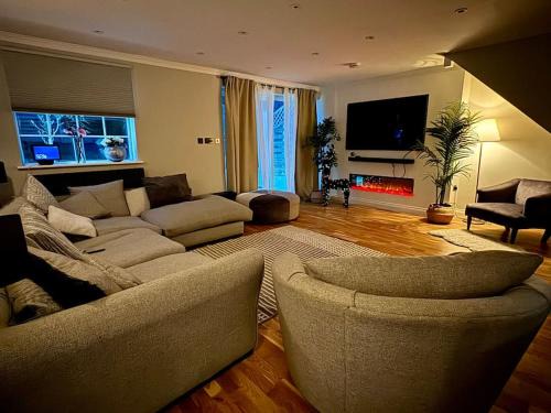 Hemel Hempstead House | Entire house with a large lounge