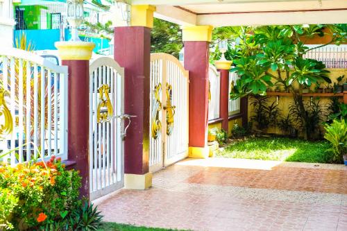 Bacoor City House | Entire House with 4 rooms near SM Molino and Vermosa Ayala