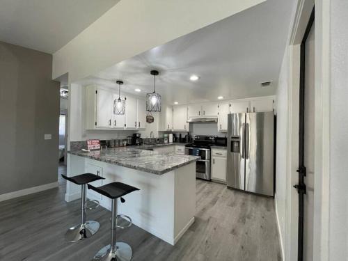 Carmichael House | Entire Modern House with King bed & 65inTV