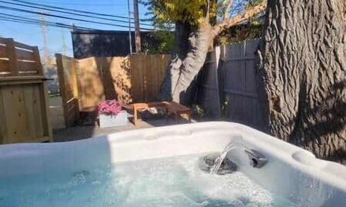 Royal Oak Villa | Entire Property!nMicroLux Micro Hotel