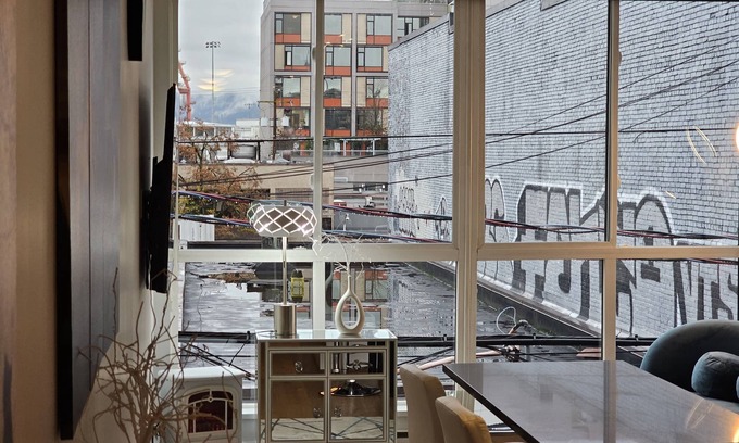 Downtown Eastside Apartment | Entire Space of Modern Apartment Downtown Vancouver Neighbourhood