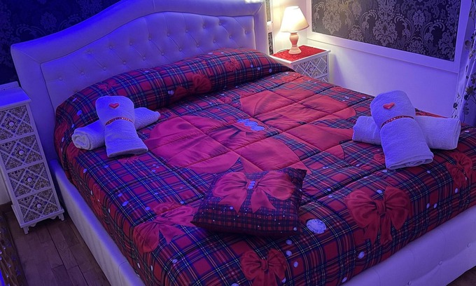 Pozzuoli Apartment | Entire vacation home for 4 people in the waterfront area of Pozzuoli.