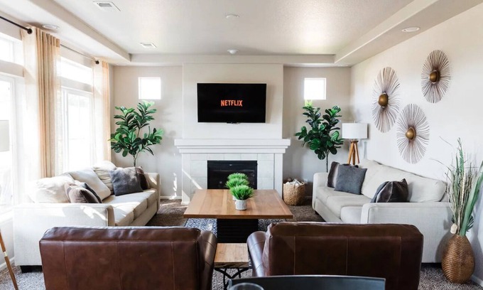 Johnstown House | Epic 6BR Getaway Theater Hot Tub Sleeps 16+