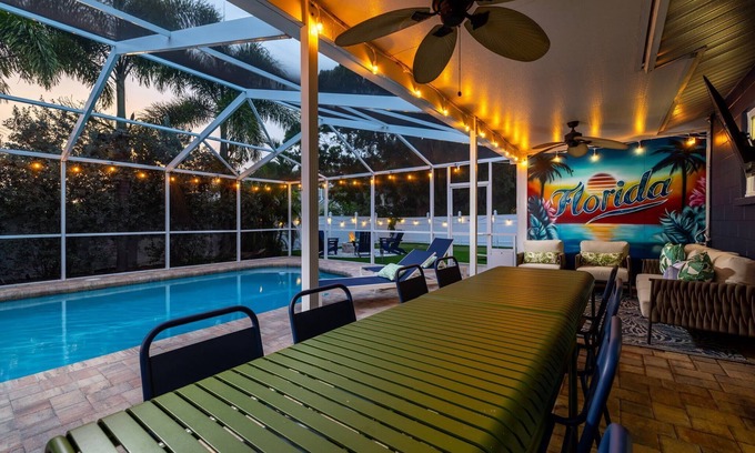Madeira Beach House | Epic Indoor Slide! Pool&Hot Tub~Mini Golf~Fire Pit