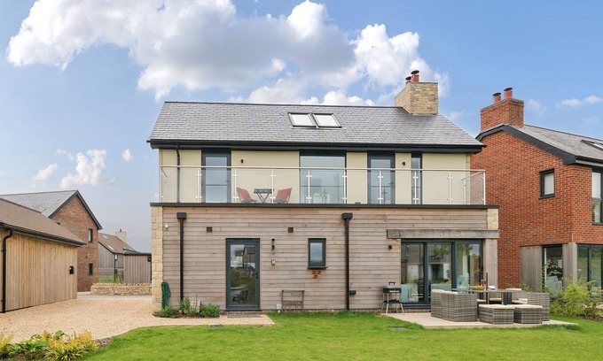 Holworth House | Equinox sleeps 6 guests in 3 bedrooms