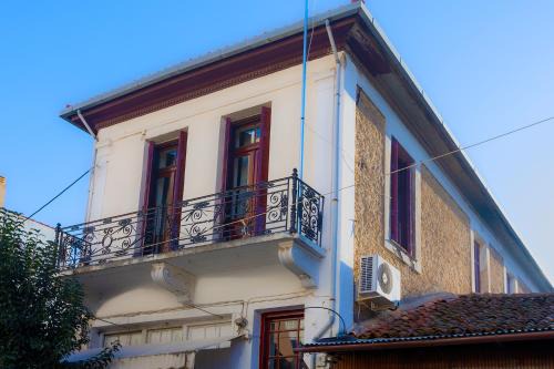 Tripoli Apartment | Era of Elegance: 1928 Classic Dwelling