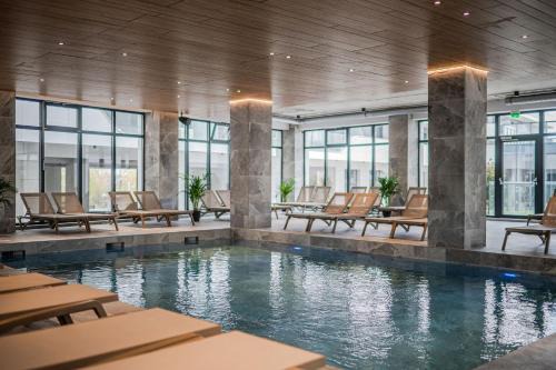 Mamaia-Sat Apartment | Erato Apartment in Odyssey Spa Pool & Fitness Resort-parking