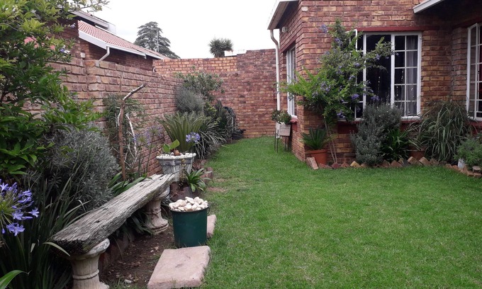 Ekurhuleni House | Erica's: Farrarmere - Small Double bed for 1 person.