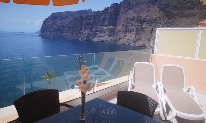 Los Gigantes Apartment | SPECTACULAR SUNNY APARTMENT WITH WIFI, POOL, PANORAMIC CLIFF & SEA VIEWS.