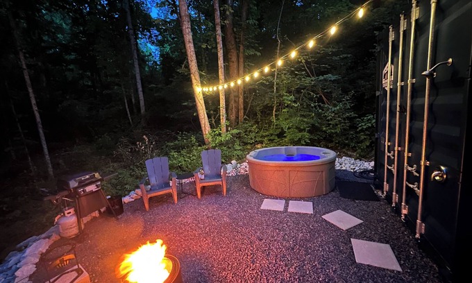 Stanton Cabin | ESCAPE!-In The Woods of Red River Gorge!-Hot Tub-High Speed WIFI!-Outdoor Shower