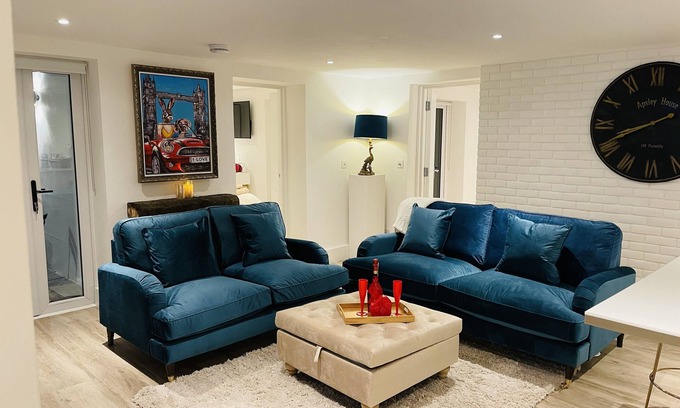 Snaresbrook Apartment | Escape London in London - 2 bed luxury apartment in lovely Wanstead