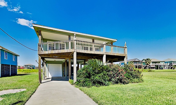 Crystal Beach House | Escape | Steps to Beach | Large Deck | Group Ready