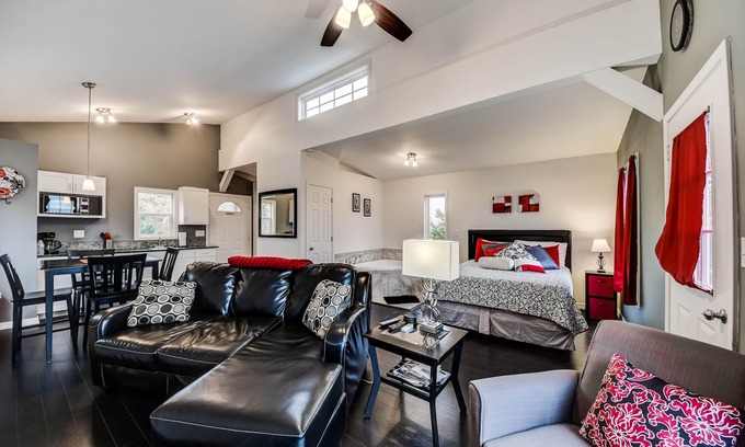 Longtown Cabin | ESCAPE THE CITY! Cozy Lakeview Treehouse Retreat-Your Private Paradise