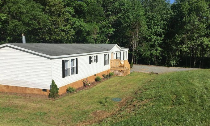 Gordonsville House | Escape the City! Plain Outside; Gorgeous Inside; Huge Horse/Cattle Farm
