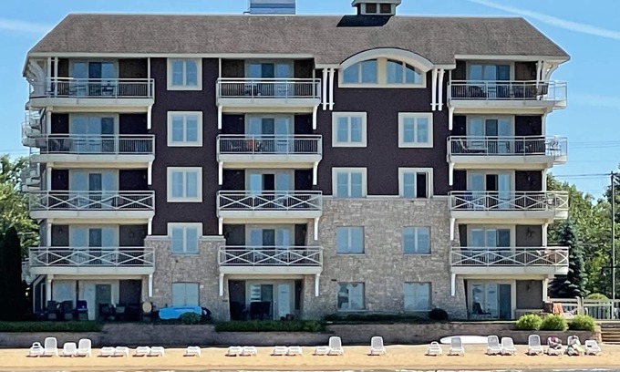 Traverse City Condo | Escape to Beachy Paradise in Stylish 2 Bedroom, 3 Bathroom Condo on the Water!