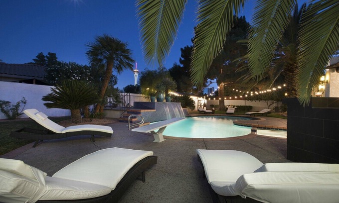 Scotch Eighty House | Escape To Modern Luxury-1.5 Miles to the Strip! Close to everything!