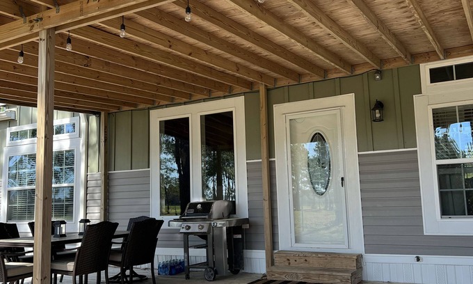 Charlton County Cabin | Escape to serenity: Lodge Rental on a beautiful working cattle farm!