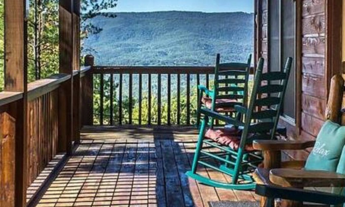 Gatlinburg - Pigeon Forge House | Escape to Serenity: Cozy Mountain Cabin with Mountain View/Pet Friendly