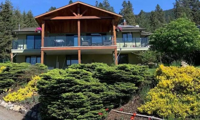 Central Okanagan House | Escape to Tranquility: A Retreat Surrounded by Orchard and Lake Views