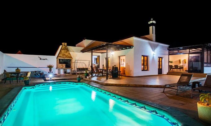 Guime Villa | Eslanzarote Acoruma House, Super Wifi, Heated Pool